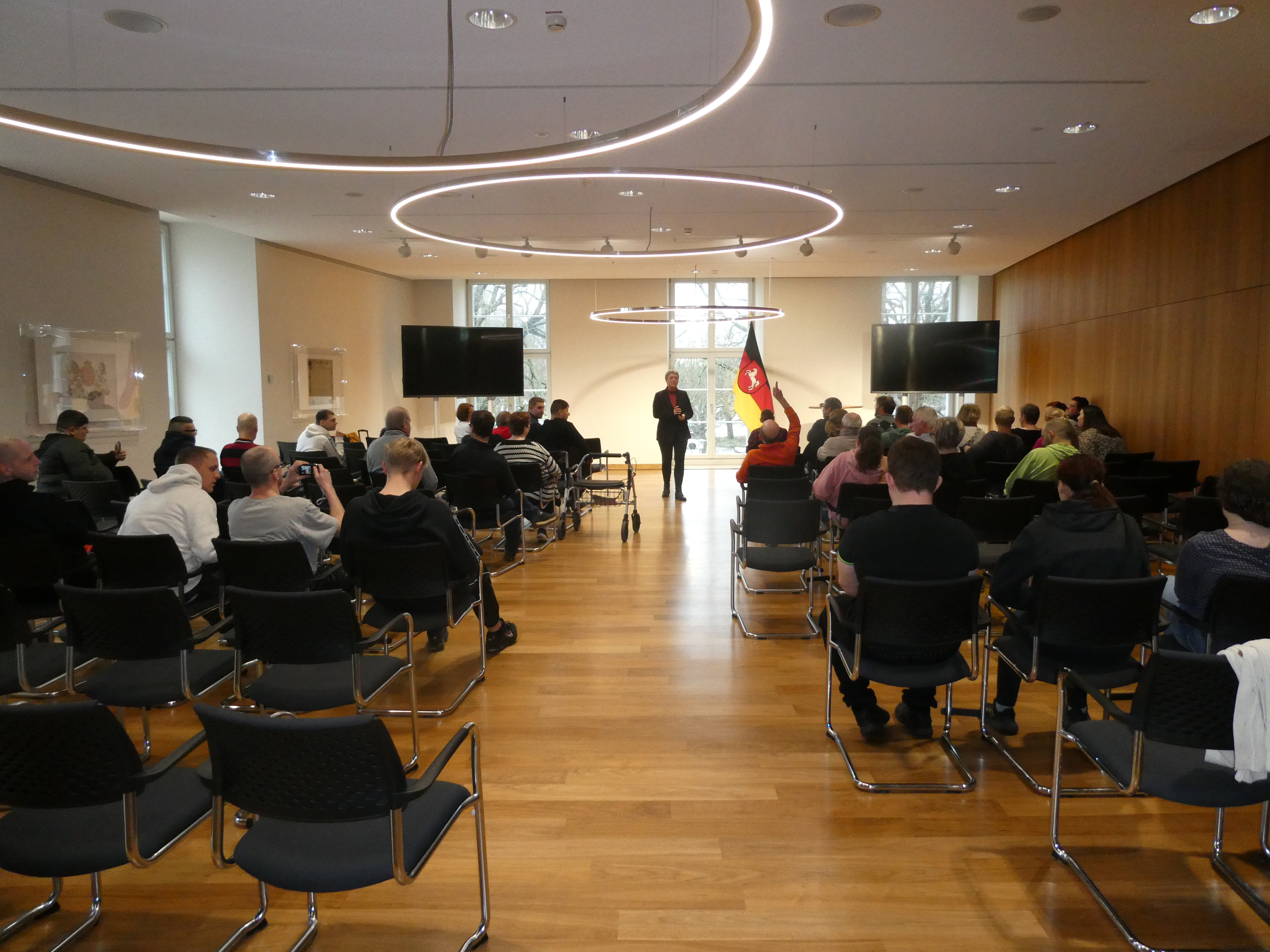 Auf Einladung von Hanna Naber besuchten Mitarbeitende und Patient*innen der Fachklinik Oldenburger Land den Landtag. Foto: Fachklinik Oldenburger Land